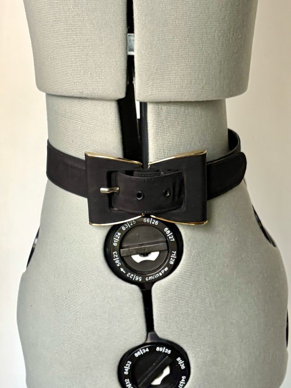 Oscar de la Renta Leather&Fabric 1.25” Belt, bow shaped buckle, black/gold, 26” - Picture 2 of 9